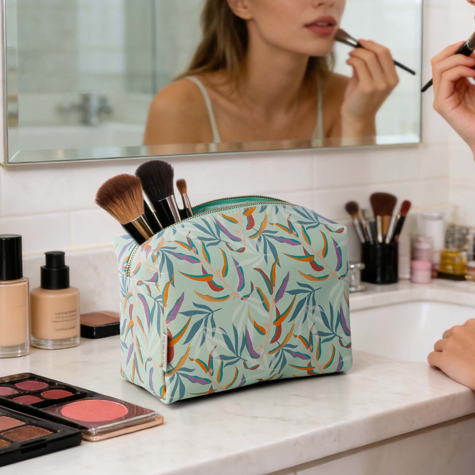 travel-makeup-bag-for-women-vegan-leather-design
